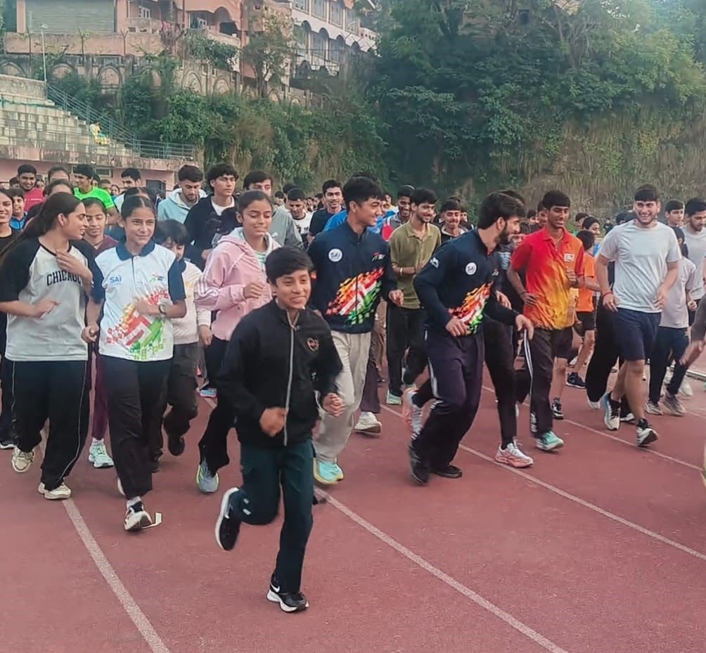 Hamirpur (Himachal) News: फिट इंडिया दौड़ से खिलाड़ियों ने दिया खेलों का संदेश