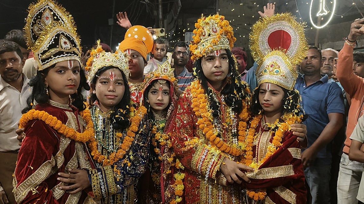 Jaunpur News: राम-लक्ष्मण को देखते ही नंगे पांव दौड़े भरत-शत्रुघ्न