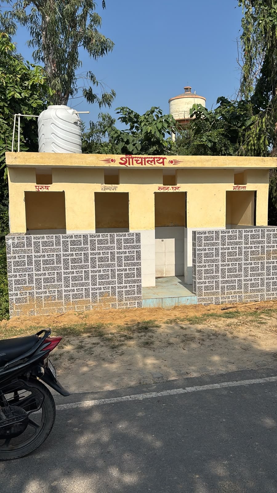 मगहर आमी नदी तट पर बिना दरवाजे का शौचालय-संवाद