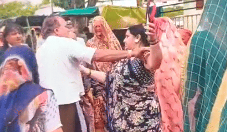 धार: एसडीएम कोर्ट परिसर में किसान को महिलाओं ने चप्पलों से पीटा, जमीन विवाद की शिकायत करने से थीं नाराज