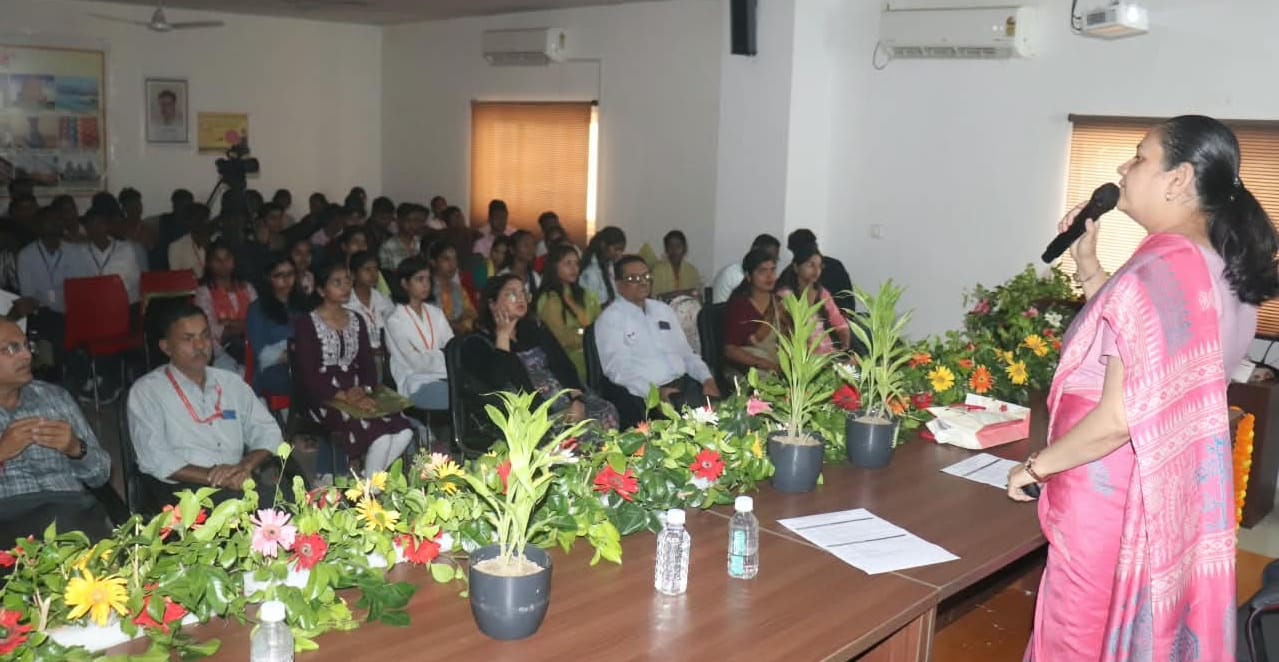 महाराजा सुहेल देव विश्वविद्यालय में  दो दिवसीय राष्ट्रीय कार्यशाला को संबोधित करती वक्ता। स्रो