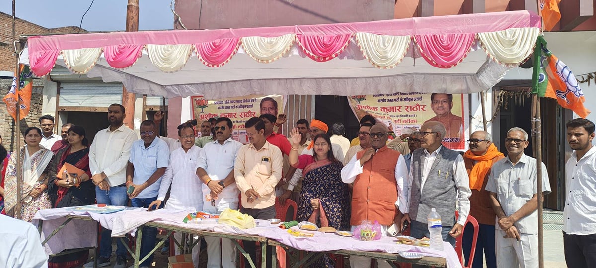 Prayagraj News: भाजपा-सपा समर्थकों में गहमागहमी, पुलिस से नोकझोंक