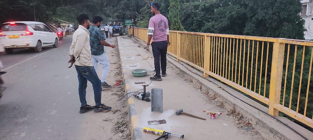 Ghazipur News: हमीद सेतु के फुटपाथ पर लगाया जा रहा मेटल क्रैश बैरियर