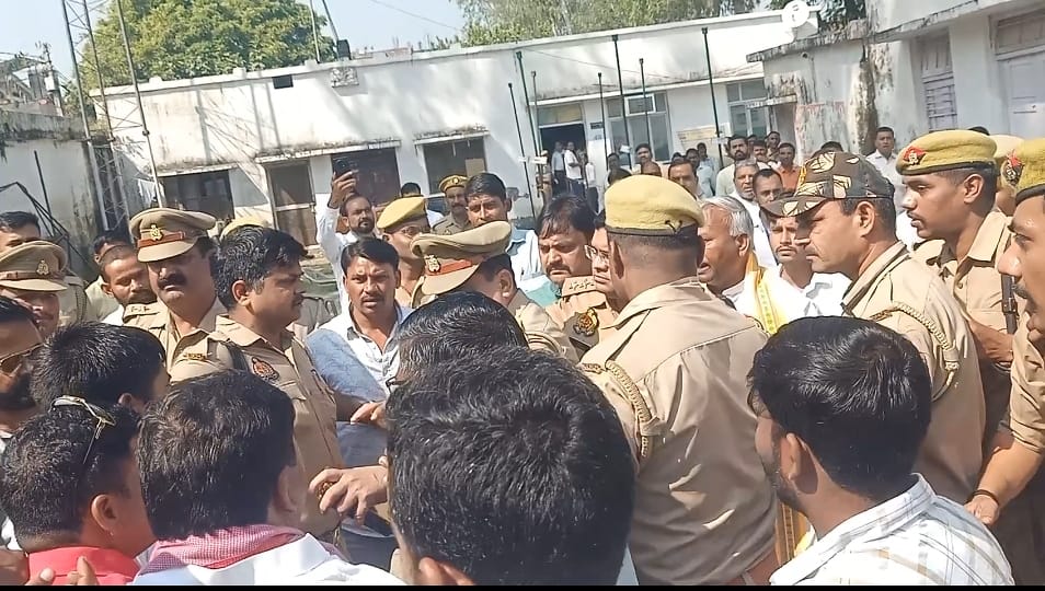मितौली में दोनों पक्षों को शांत कराते हुए पुलिस। संवाद