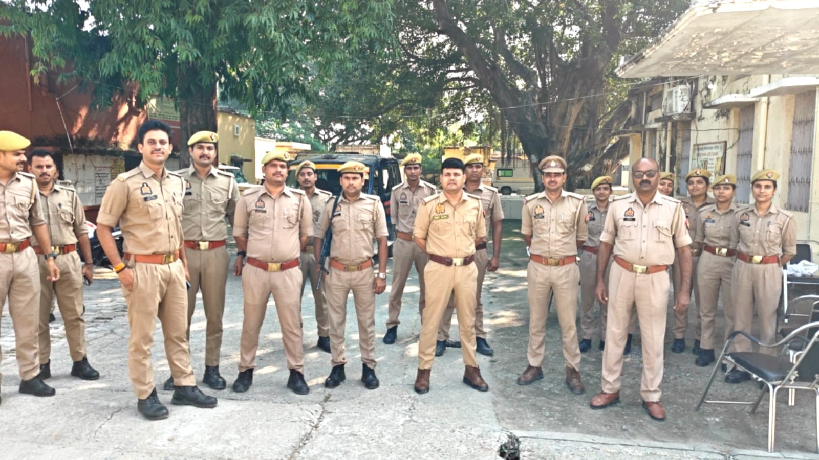 मतदान केंद्र पर सुरक्षा व्यवस्था संभालते पुलिसकर्मी।