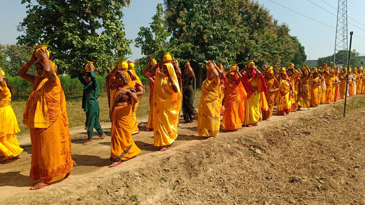 Bhadohi News: कलश यात्रा के साथ शुरू हुआ 9 कुंडीय गायत्री महायज्ञ