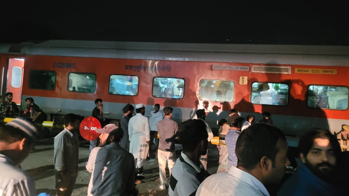 Bijnor News: शहीद एक्सप्रेस के स्लीपर कोच में लगी आग, यात्रियों में मची अफरा-तफरी