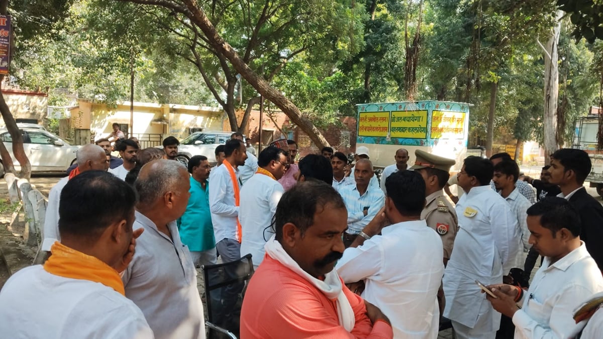 Kaushambi News: मतदान केंद्र पर सपा जिला उपाध्यक्ष और भाजपा जिलाध्यक्ष में हुई नोकझोंक
