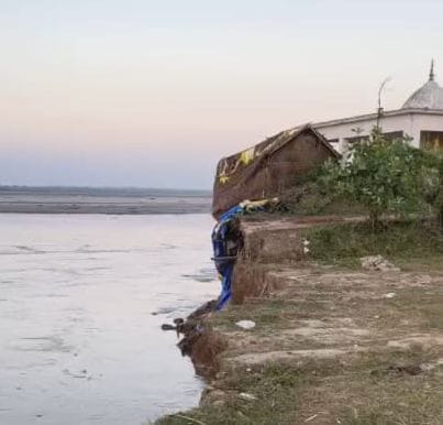 रूरा सुल्तानपुर में कटान करती शारदा नदी। स्रोत : ग्रामीण