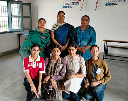 पूंडरी के कन्या-विद्यालय में विजेता छात्राओं के साथ प्राचार्या व अन्य। विज्ञप्ति