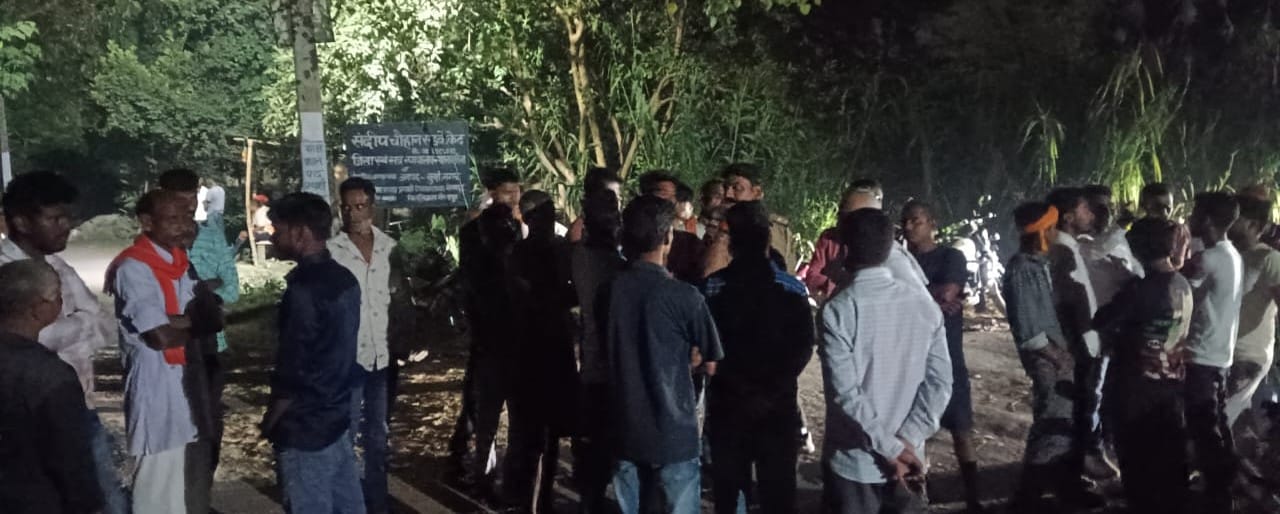 पडरौना कोतवाली के सनेरा मल्लछपरा गांव में युवक की मां ने हत्या का संदेह जताते हुए दाह-संस्कार स