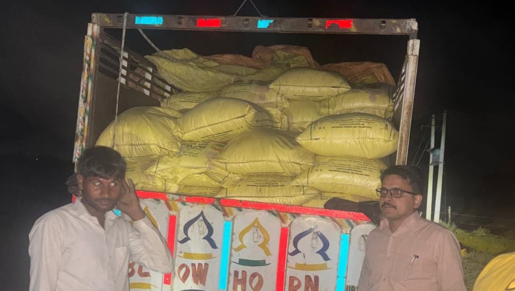 Budaun News: बदायूं-बरेली सीमा पर यूरिया की 89 बोरियों से भरा वाहन जब्त