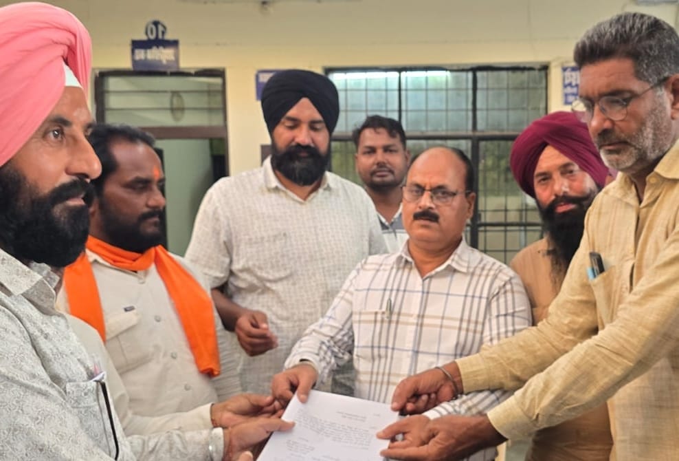 पलिया में अपनी मांगों को लेकर नायब तहसीलदार को ज्ञापन सौंपते किसान। सवाद