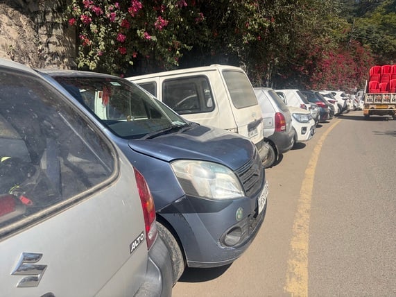 पुराना बस अड्डा स्तिथ रेस्ट हाउस के पास बनी येलो लाइन पार्किंग। संवाद
