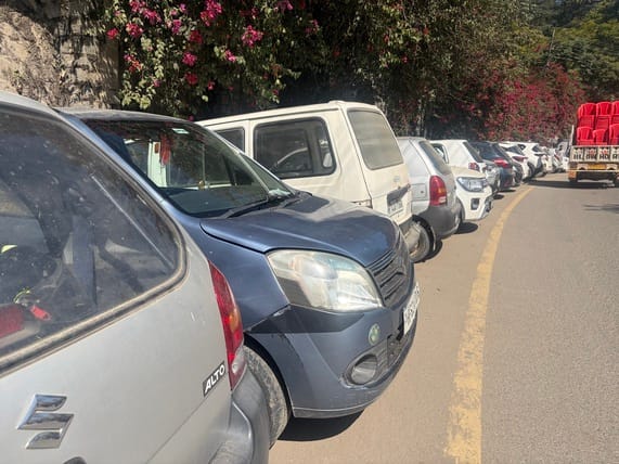पुराना बस अड्डा स्तिथ रेस्ट हाउस के पास बनी येलो लाइन पार्किंग। संवाद