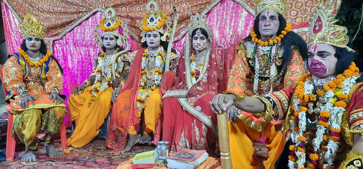 Azamgarh News: गुरु वशिष्ठ ने किया श्रीराम का राजतिलक