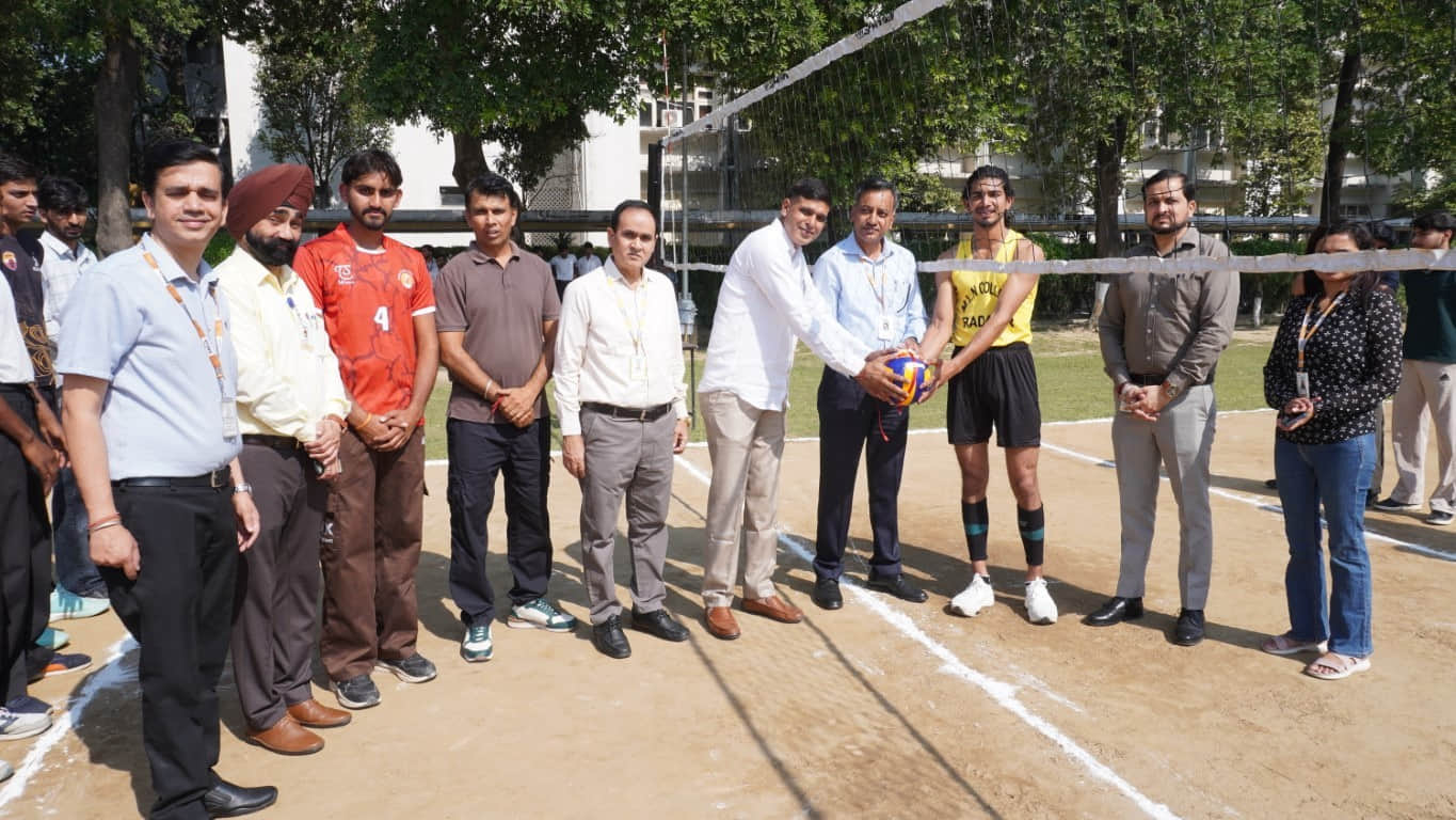  प्रतियोगिता का शुभारंभ करते मुख्यातिथि व अन्य। संस्थान