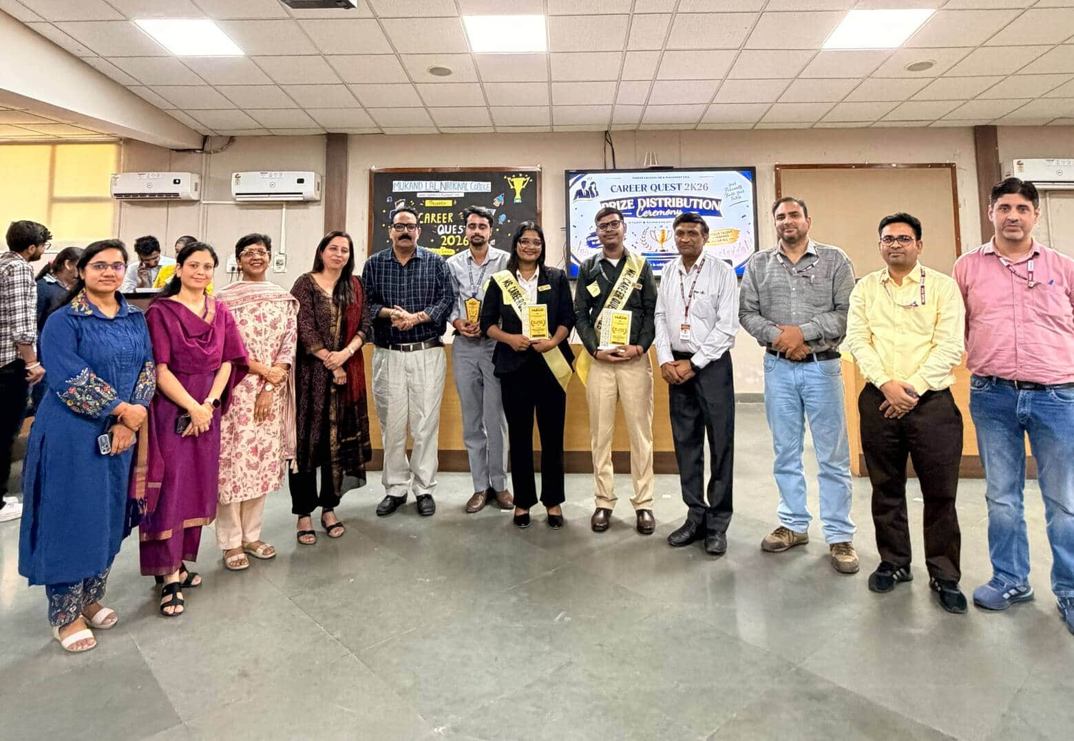 प्रतियोगिता के विजेता प्रतिभागियों के साथ शिक्षक। संस्थान