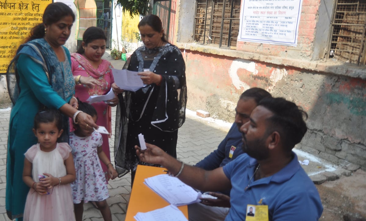 एमएलसी चुनाव : स्नातक में  32.68 व शिक्षक एमएलसी में 61.78 प्रतिशत पड़े वोट