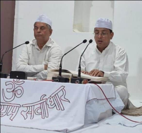 प्रवचन करते वक्ता। संवाद