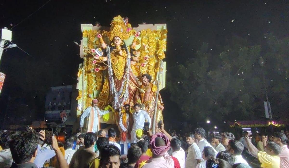 Bhadohi News: विदाई गीतों से नम हुईं श्रद्धालुओं की आंखें, मां दुर्गा की प्रतिमा विसर्जित
