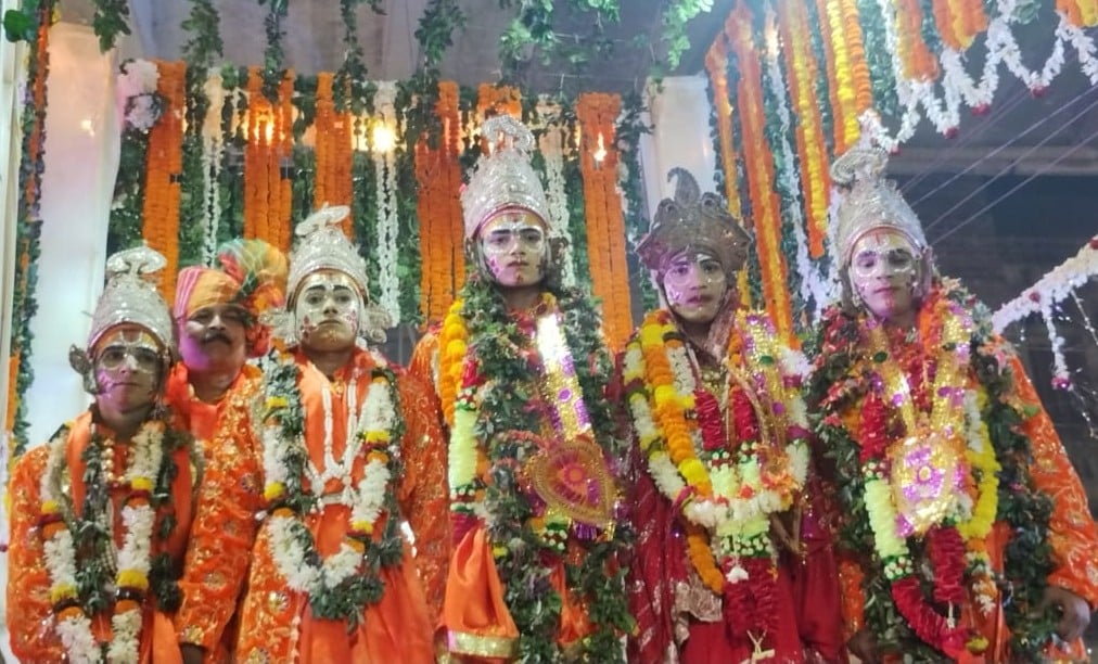 Bhadohi News: चारों भाइयों का मिलन देख सजल हुए श्रद्धालुओं के नयन