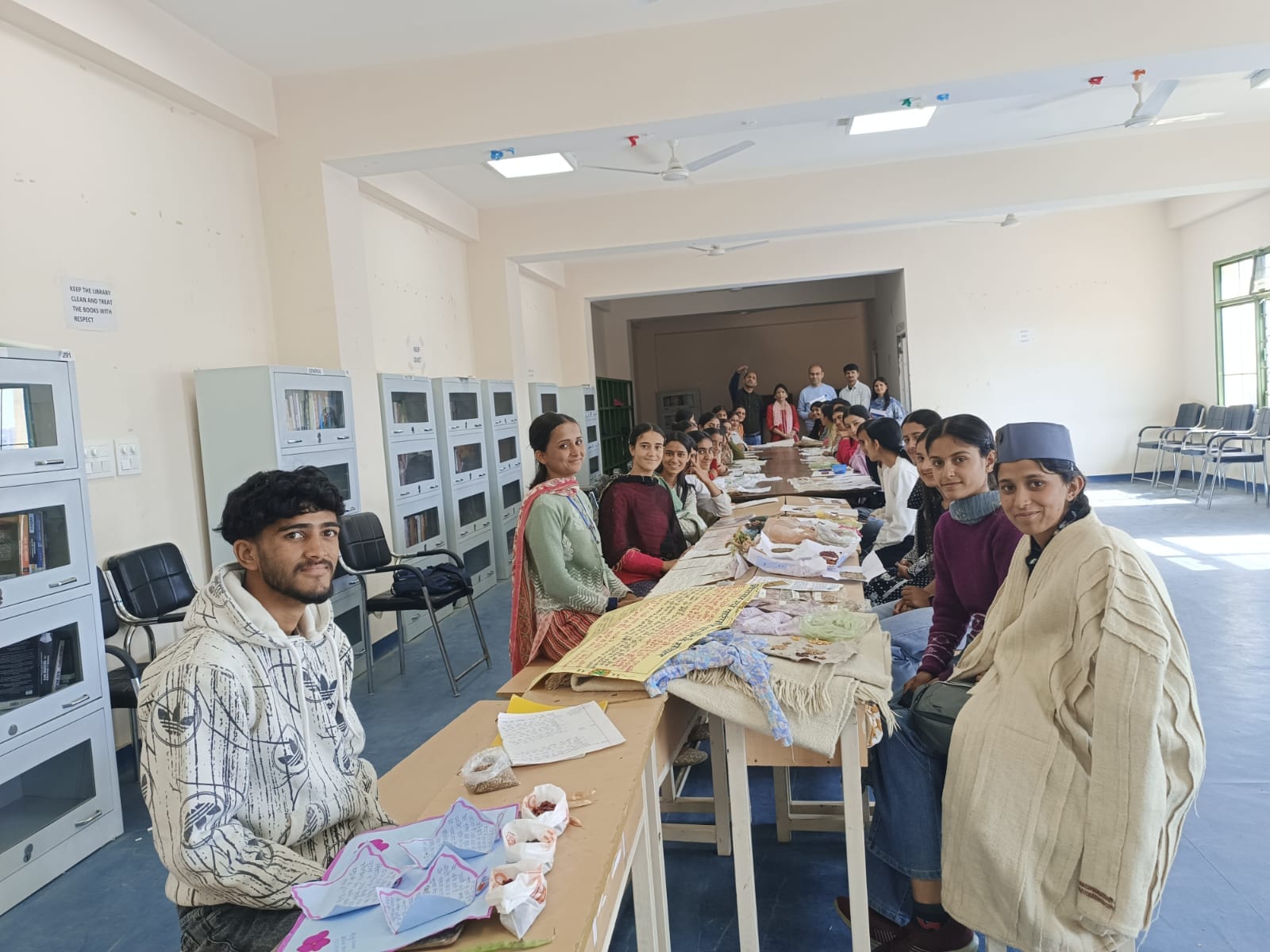 राजकीय महाविद्यालय कफोटा में प्रदर्शनी के दौरान पम्परिक वेशभूषा में छात्र