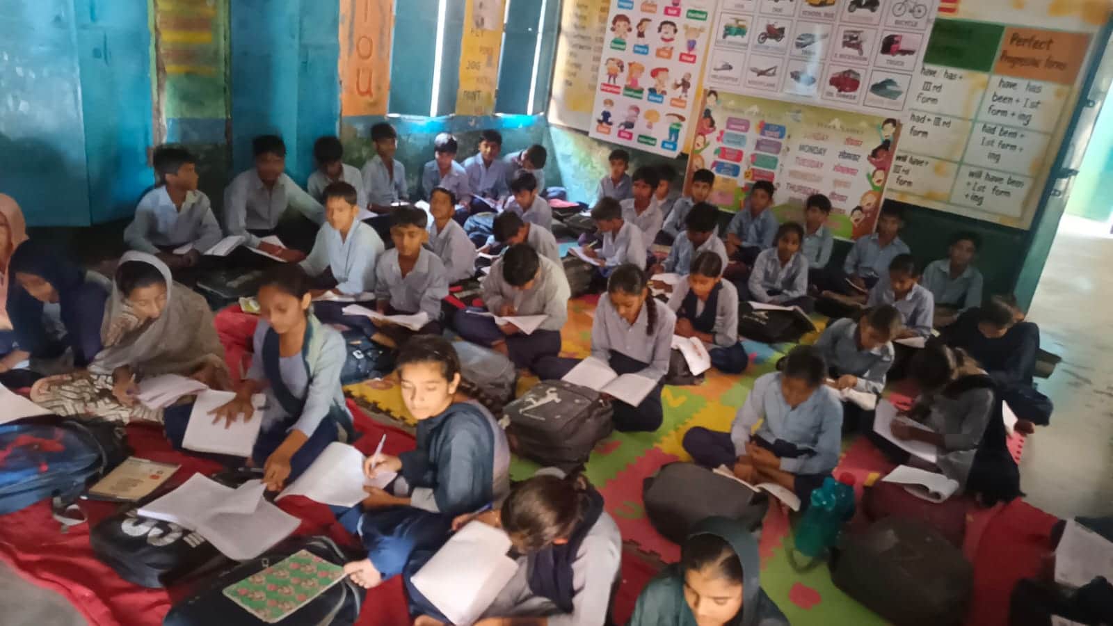 राजकीय प्राथमिक विद्यालय चिक्कन में अंधेरे में पढ़ते बच्चे। संवाद