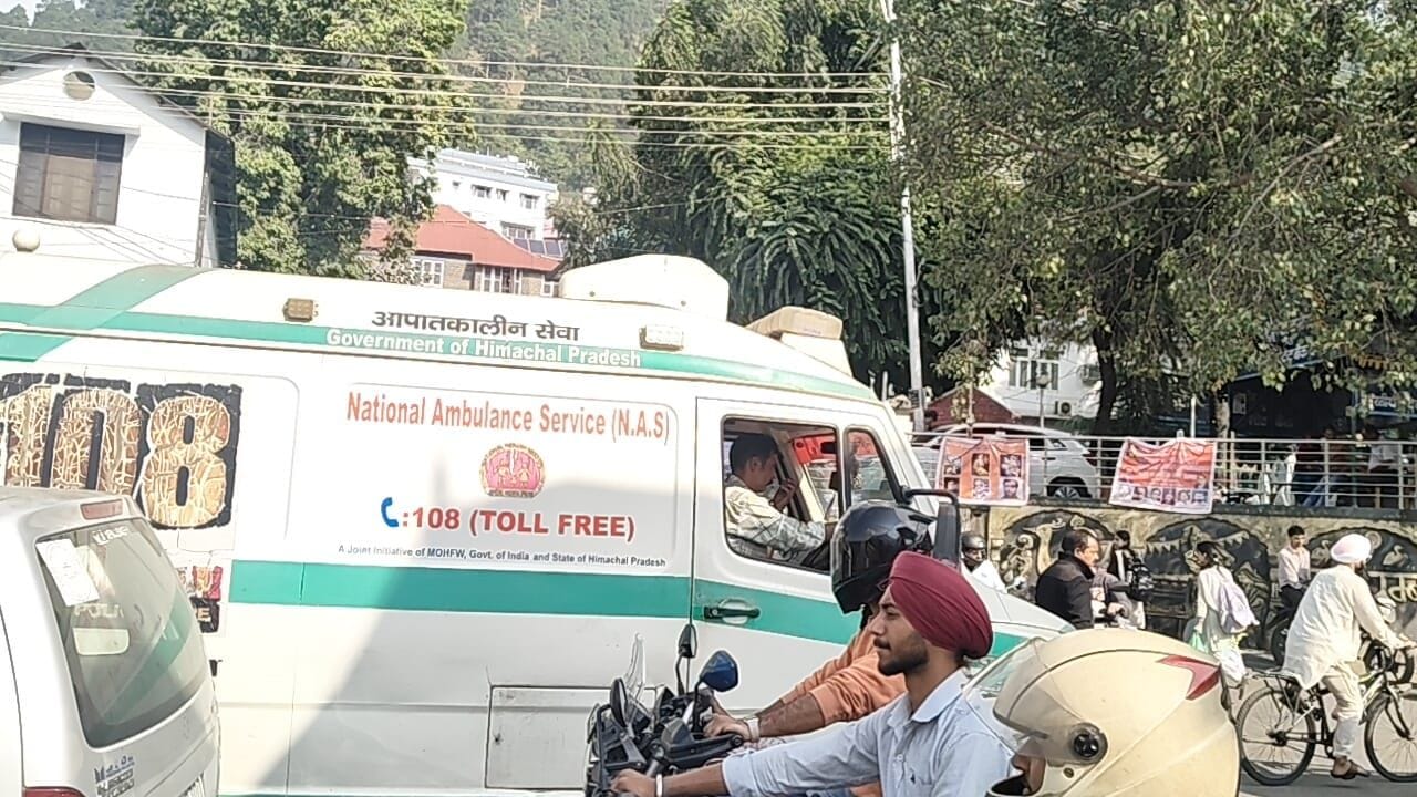 राज्यपाल का काफिला निकलने के बाद लगे जाम में फंसी एंबूलेंस। संवाद।