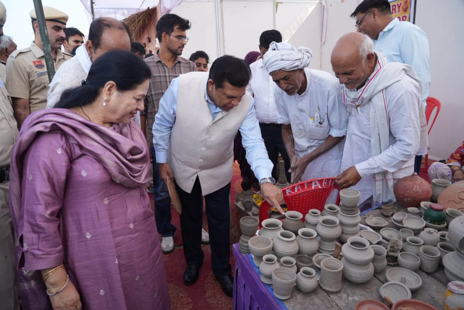 राखीगढ़ी महोत्सव में स्टॉल का अवलोकन करते जस्टिस ललित बत्रा व अन्य। स्रोत : आयोजक