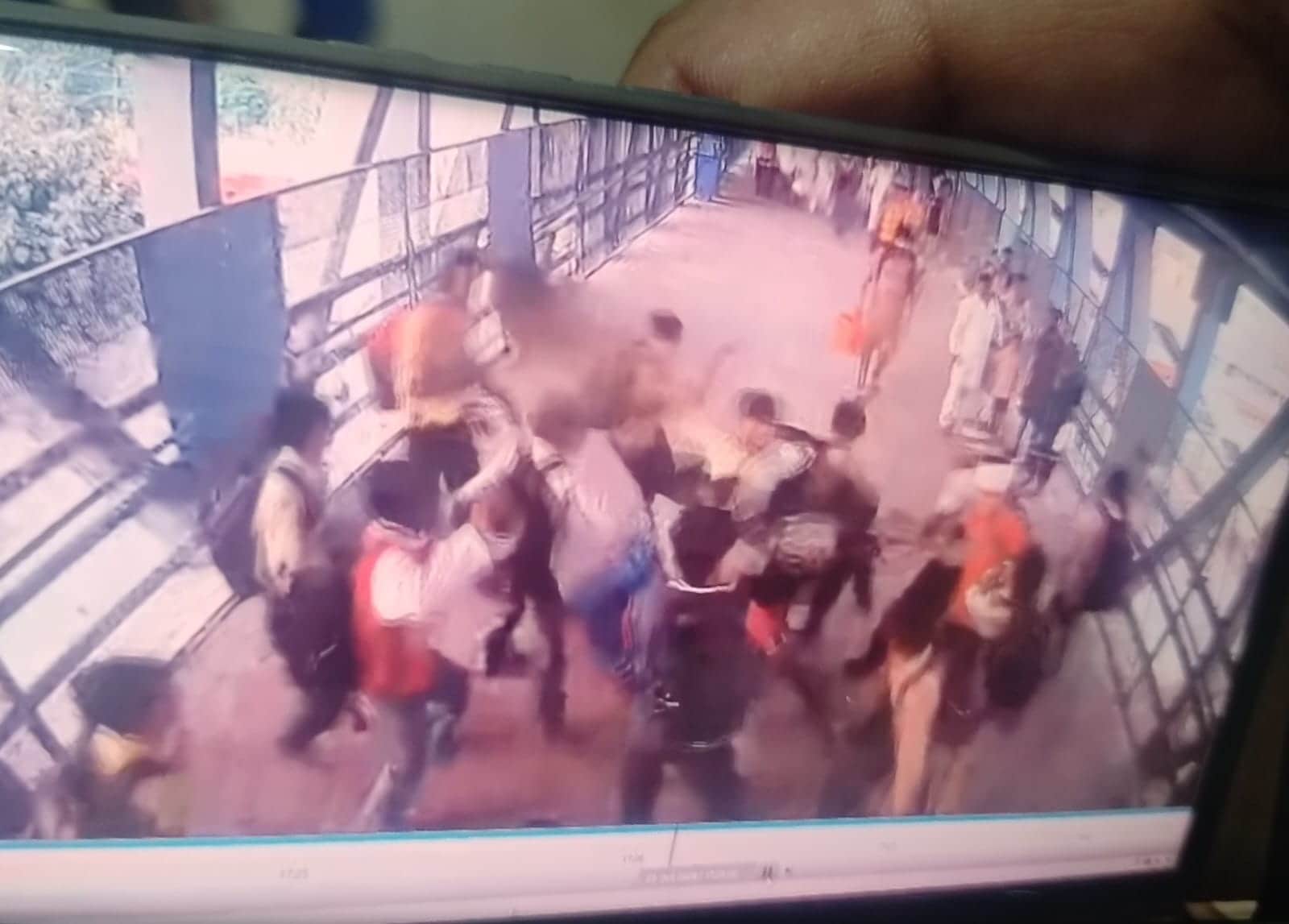 रेलवे स्टेशन पर सीसीटीवी में रिकॉर्ड हमले का दृश्य
