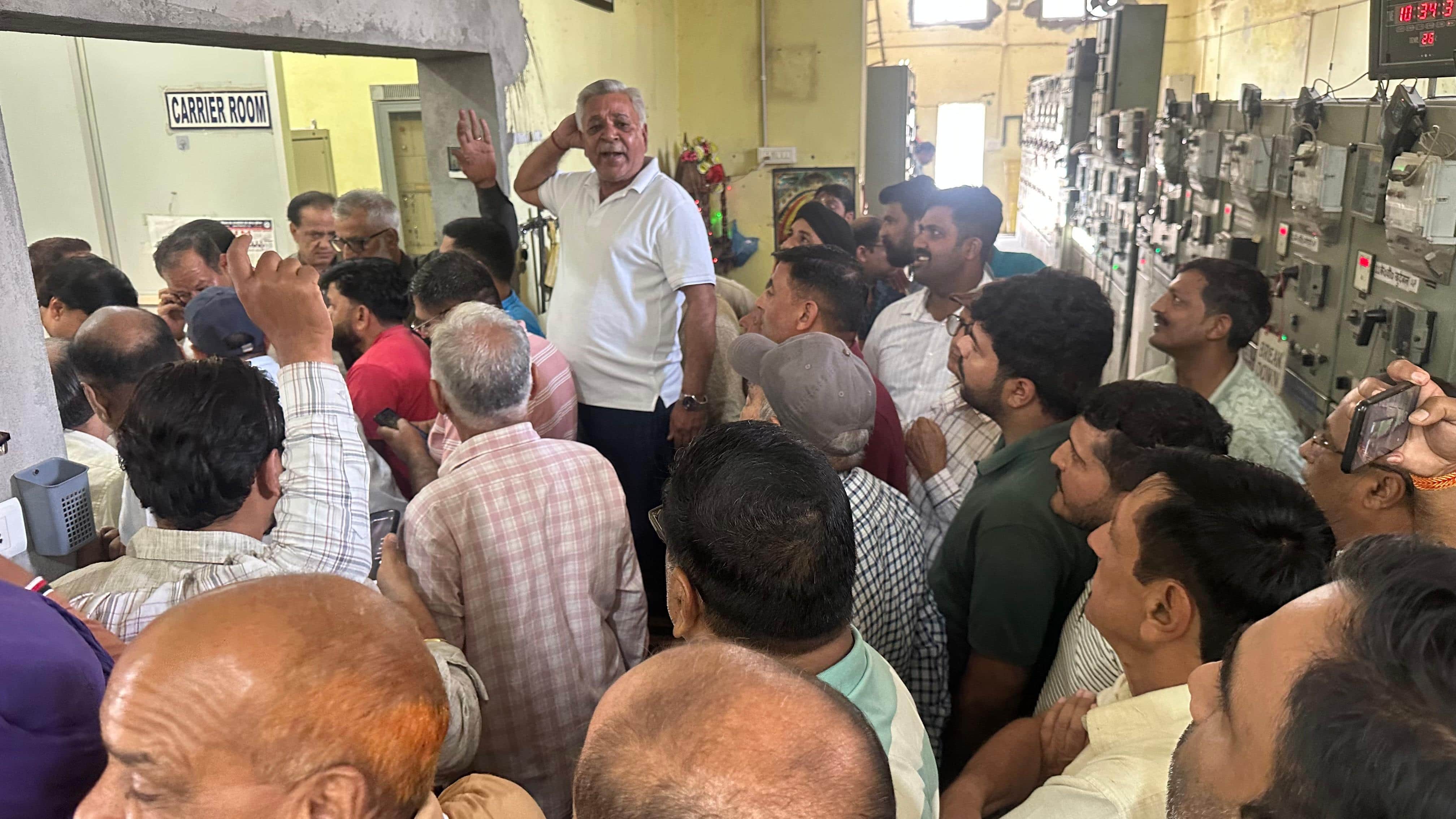 रादौर पावर हाउस में बिजली संकट पर रोष प्रकट करते स्थानीय लोग। संवाद