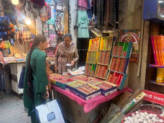 सोलन शहर के अपर बाज़ार में चूड़ियों की ख़रीदारी करती महिलाएँ। संवाद