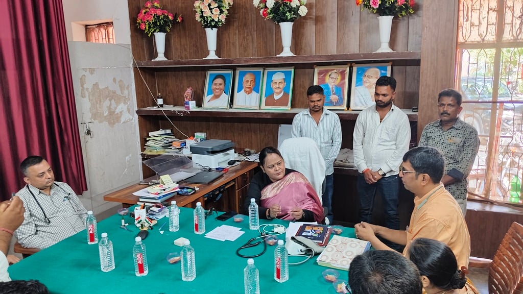 Ballia News: सीएचसी सिकंदरपुर की सफाई व्यवस्था मिली बेपटरी