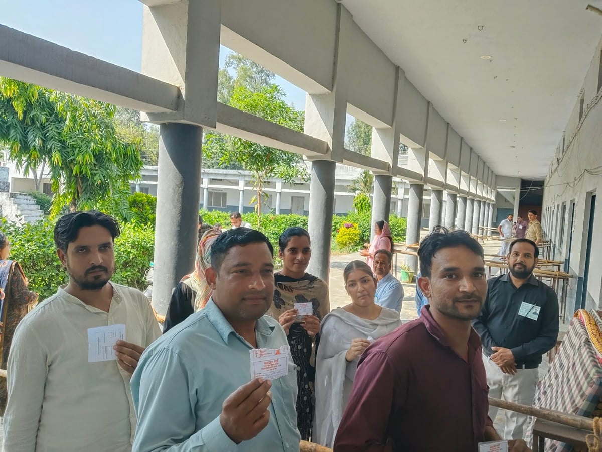Saharanpur News: मतपेटियों में बंद हुआ प्रत्याशियों का भाग्य, 11,741 मतदाताओं ने किया मताधिकार का उपयोग