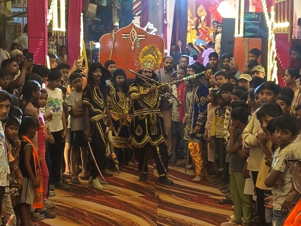 Azamgarh News: सरायमीर और बांसगांव के मेले में उमड़ी भीड़