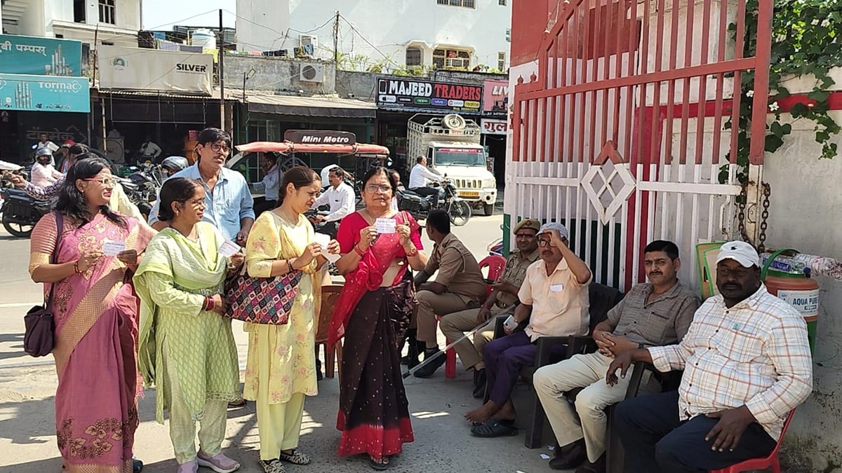 Bahraich News: शिक्षक निर्वाचन में 83.56 फीसदी मतदान