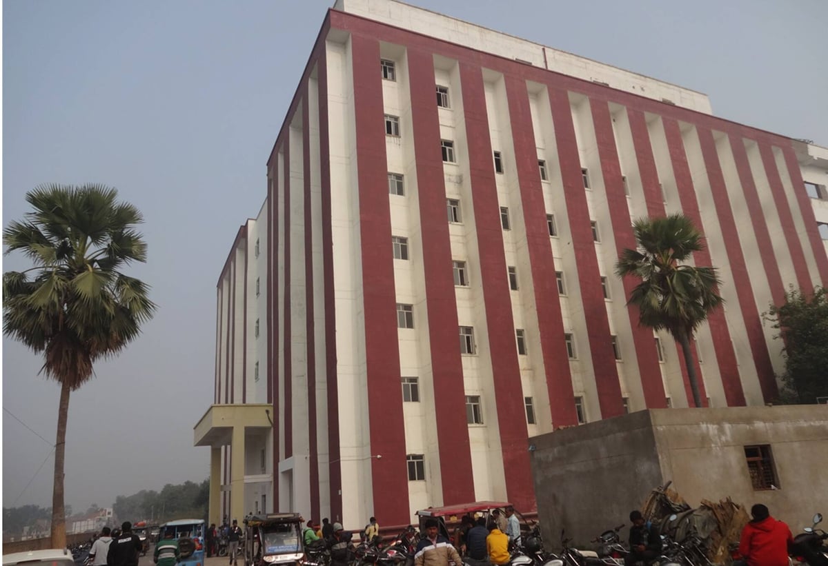 Ghazipur News: 3767 मरीजों का इलाज पर ब्रेन और हार्ट सर्जरी के लिए अब भी वाराणसी की दौड़