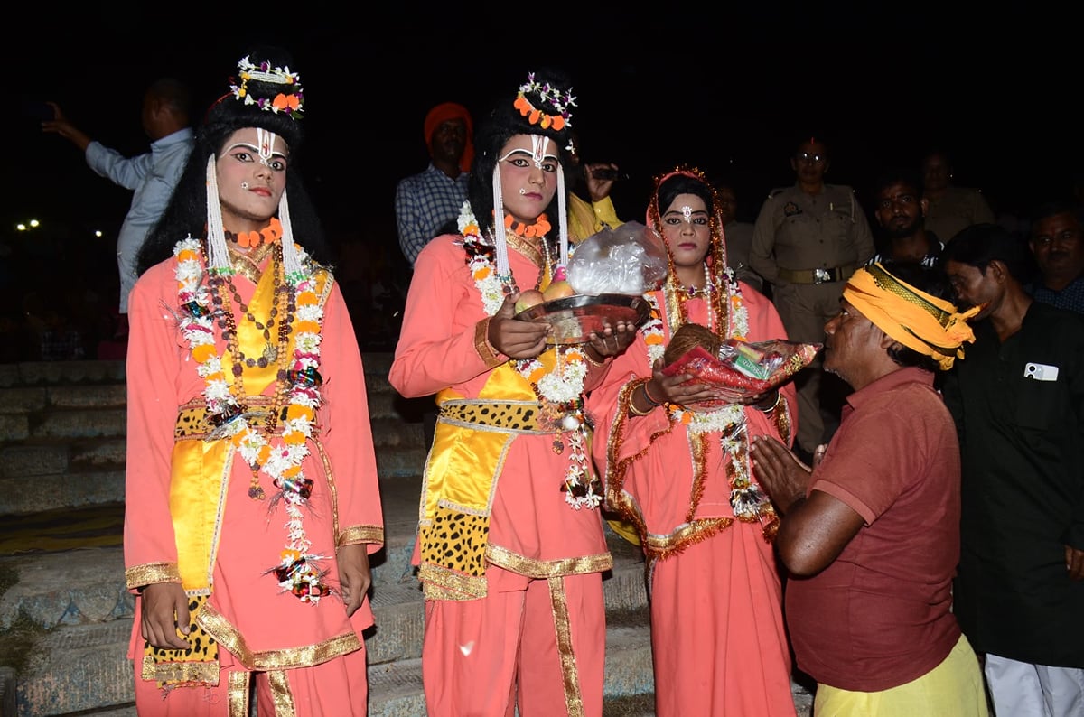 Ghazipur News: हरिशंकरी रामलीला में वनवास से लौटने के बाद मां गंगा के पूजन का मंचन