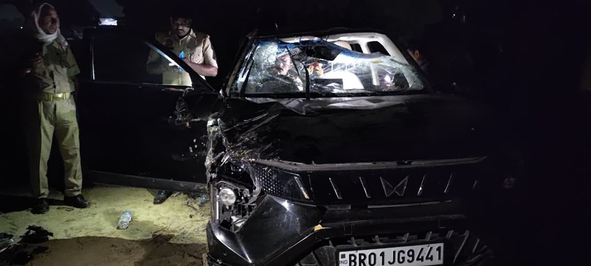 Jaunpur News: ट्रेलर की टक्कर से 20 फीट गहरे गड्ढे में पलटी कार, दो हादसों में दो घायल
