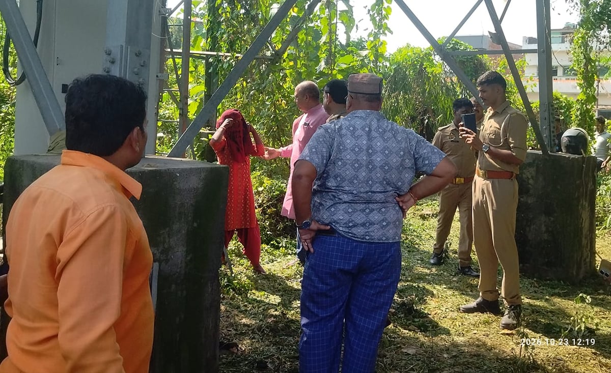Deoria News: प्रेमी से शादी की जिद में मोबाइल टावर पर चढ़ी युवती