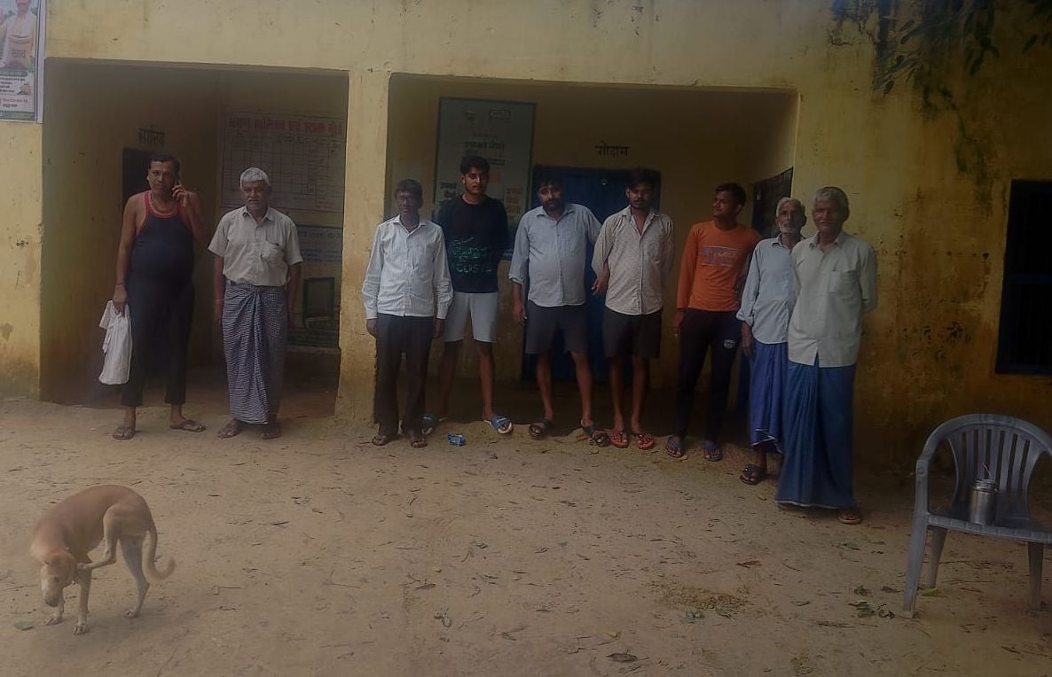 Budaun News: दहेमी समिति पर खाद न मिलने पर भड़के किसान