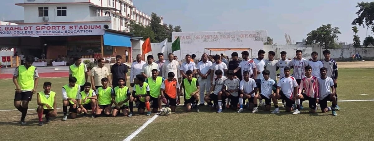 Noida News: अंतर-महाविद्यालयीय पुरुष फुटबॉल प्रतियोगिता का आगाज