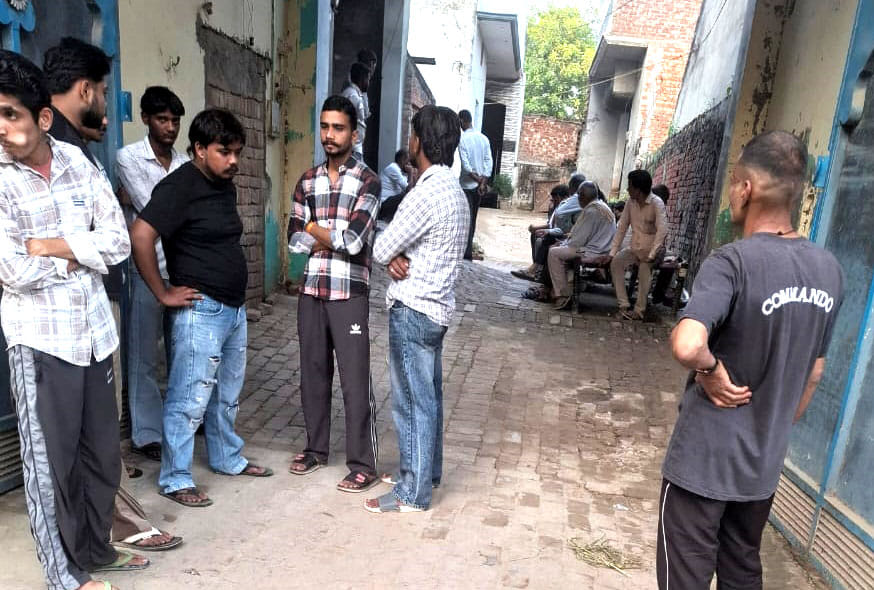 देवबंद के रणखंडी गांव में छात्र की मौत के बाद उसके घर के बाहर बैठे लोग। संवाद