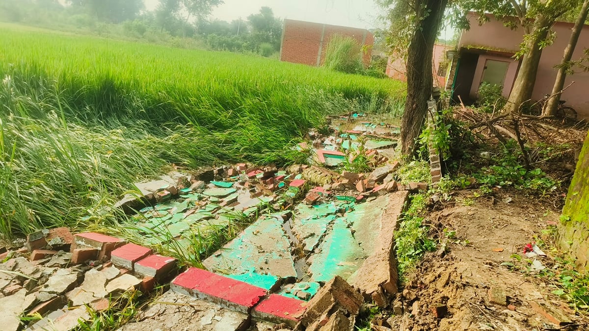 Bhadohi News: चहारदीवारी ढहने से छुट्टा पशुओं का डेरा बना विद्यालय