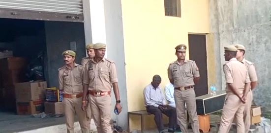 Budaun News: उझानी में गोदाम खुलवाकर की पटाखों की चेकिंग, फिर कर दिया सील