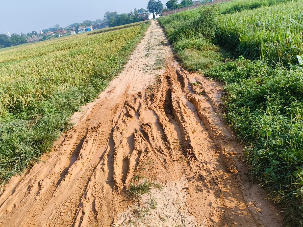 Prayagraj News: मुस्लिम बस्ती की सड़क 10 साल से ध्वस्त, ग्रामीण आक्रोश
