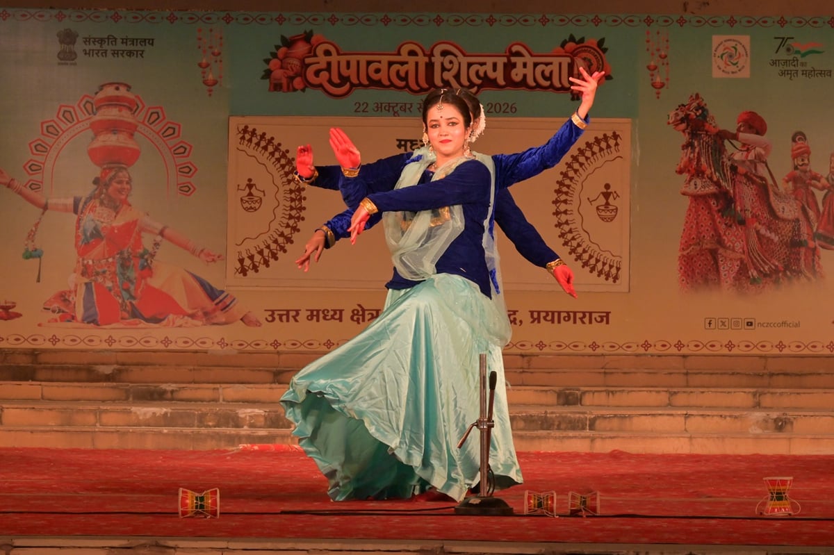 Prayagraj News: ‘बरसाने की मोर कुटी पे मोर बन आयो रसिया’ लोकगीतों पर झूमे श्रोता, शास्त्रीय नृत्य ने बांधा समां