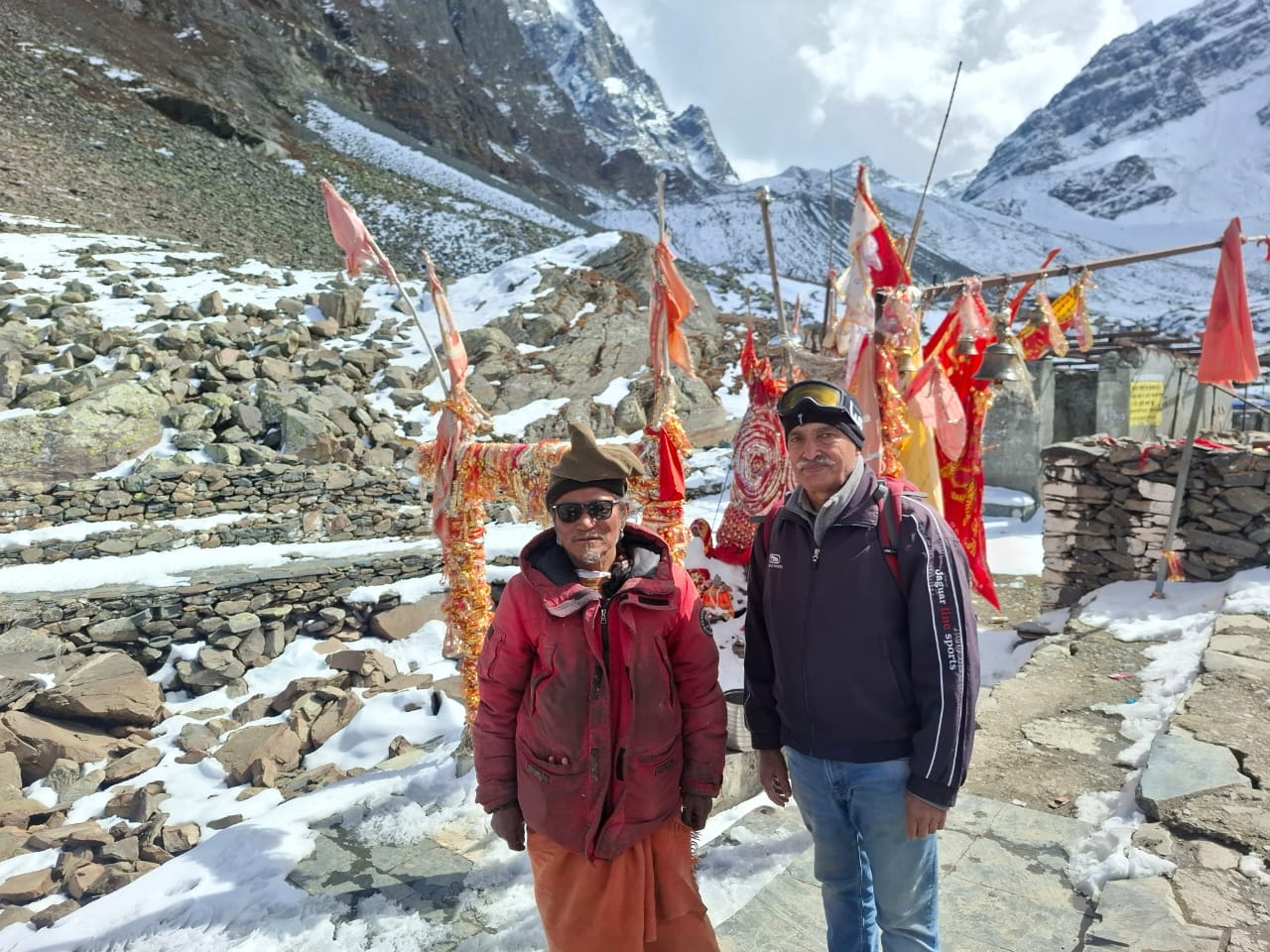 उत्तरप्रदेश के वाराणसी से आए श्रद्धालु मणिमहेश के लिए जाते हुए। संवाद