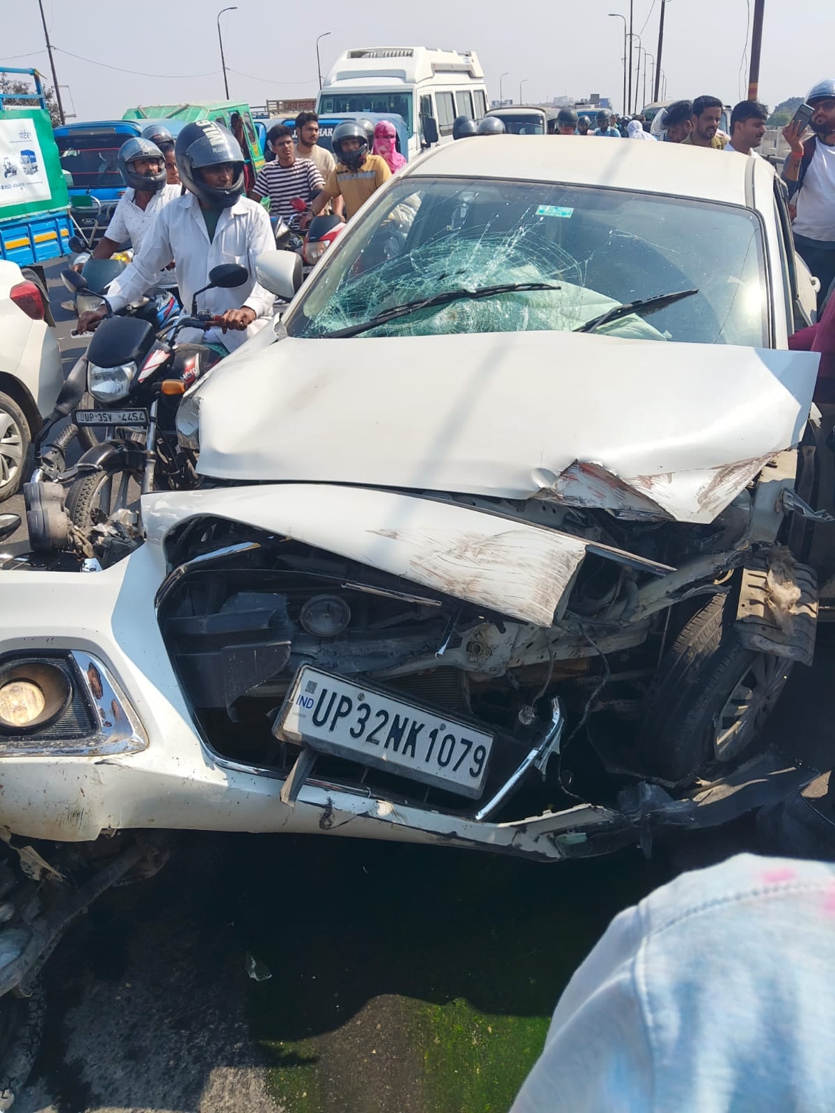 Lucknow News: विपरीत दिशा से जा रहा बाइक सवार कार से टकराया, हालत गंभीर